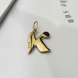 zlota-zawieszka-literka-k-z-piorkiem-pr-585