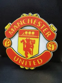 manchester-united-herb-na-stojaku-lub-na-sciane-prezent-na-swieta-gadzet