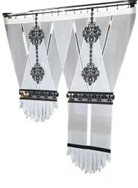 panel-okienny-dekoracyjny-y-z-woalu-i-czarnym-dekorem-225x110-do-sypialni