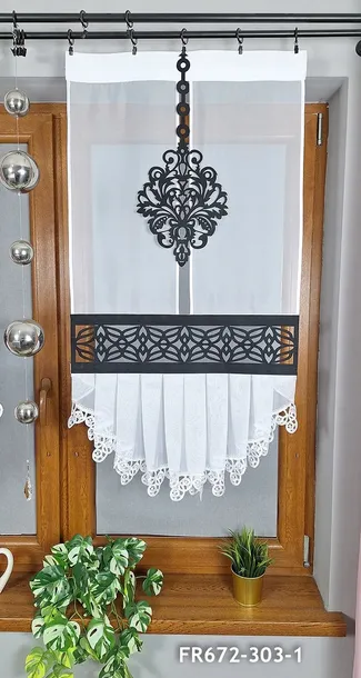 panel-z-dekorem-i-falbana-114x60cm-sposob-zawieszania-tasma-zabki