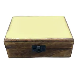 drewniane-pudelko-z-ceramiczna-powloka-zolte