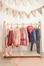 mini-garderoba-montessori-bialy-5-drewnianych-wieszakow