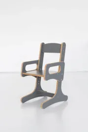 regulowane-krzeselko-dzieciece-szare-ergonomiczne-drewniane