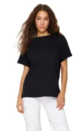 trendyol-czarny-t-shirt-z-krotkimi-rekawami-i-klasycznym-dekoltem-34-5ba