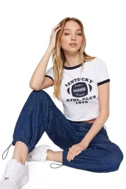 trendyol-bialy-t-shirt-damski-z-czarnym-nadrukiem-i-lamowka-s-5ea