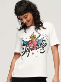 superdry-bialy-t-shirt-z-kolorowym-nadrukiem-serce-i-miecz-36-fta