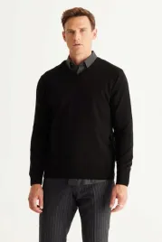 czarny-sweter-meski-z-dekoltem-w-szpic-100percent-akryl-l-5ga