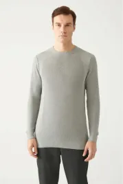 sweter-meski-szary-z-okraglym-dekoltem-z-dzianiny-s-5ga