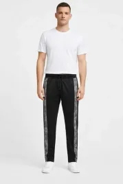 guess-czarne-spodnie-dresowe-z-lampasami-w-print-moro-s-gga
