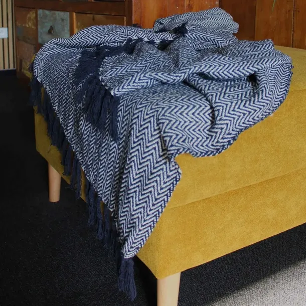 bawelniana-narzuta-boho-navy-zigzag-material-wykonania-bawelna