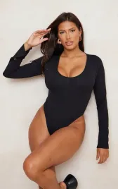 czarne-body-z-dlugim-rekawem-prettylittlething-46