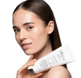 glaze-and-glow-mleczna-pianka-do-mycia-oczyszczajaco-rozswietlajaca-135-g