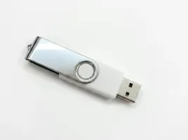 zestaw-3x-kolorowych-pendriveow-w-czarnym-opakowaniu-16gb