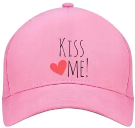 czapka-z-daszkiem-nadruk-z-serduszkiem-kiss-me-one-size