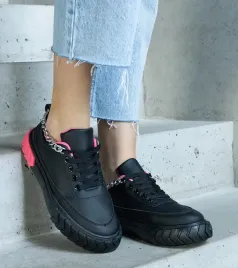 czarne-sneakersy-z-lancuchem-thilda