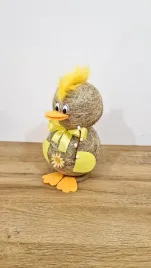 zolta-kaczuszka-wielkanocna-figurka-z-siana-na-wielkanoc