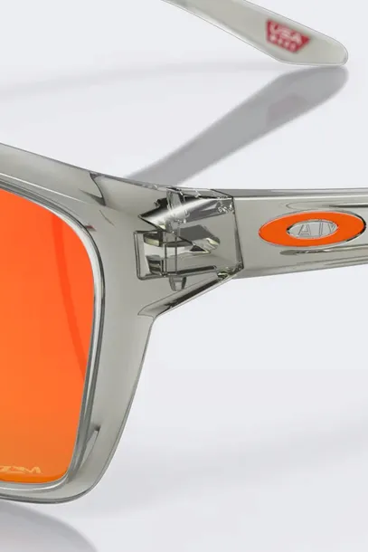 okulary-oakley-sylas-prizm-ruby-prizm-ruby-grey-in-model-sylas