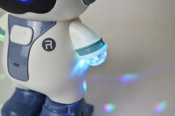 robot-projektor-swiatlo-material-guma-karton-papier-plastik