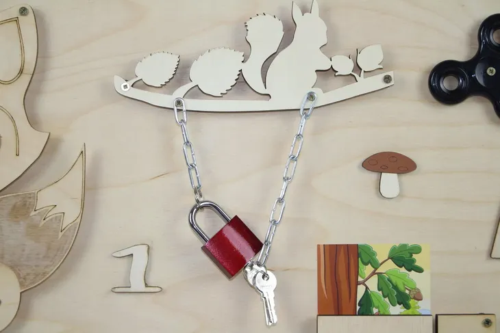 tablica-manipulacyjna-duza-las-material-drewno-metal-plastik-sznurek-tkanina