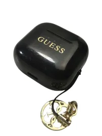 sluchawki-bezprzewodowe-guess-classic-logo-charm-tws-czarne