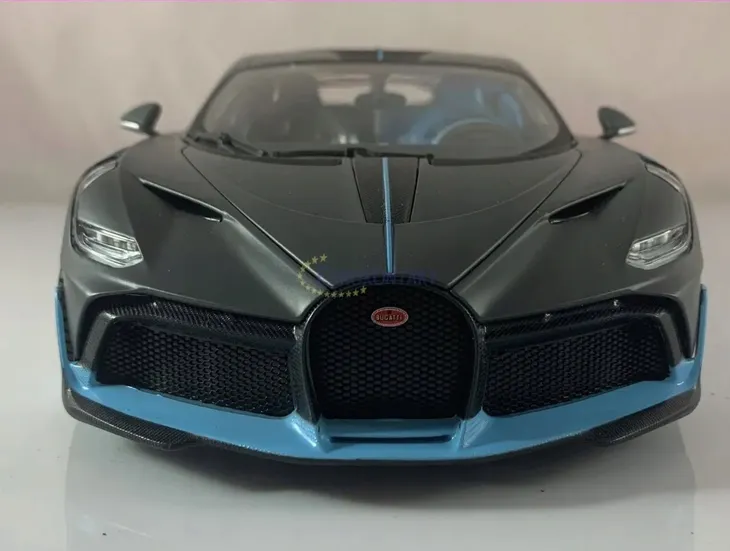 bugatti-divo-flat-dark-grey-1-18-bburago-bburago-kolor-dominujacy-czern