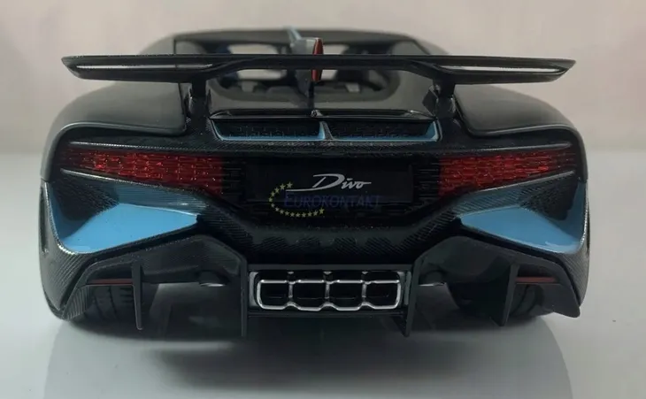 bugatti-divo-flat-dark-grey-1-18-bburago-bburago-wiek-dziecka-3-lata