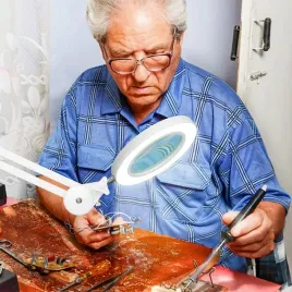 lampa-kosmetyczna-powiekszajaca-led-5x-powiekszenie-ze-sciemnianiem