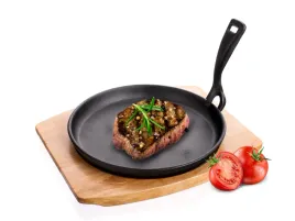 patelnia-zeliwna-22-cm-okragla-z-uchwytem-na-desce-goracy-polmisek-zeliwo
