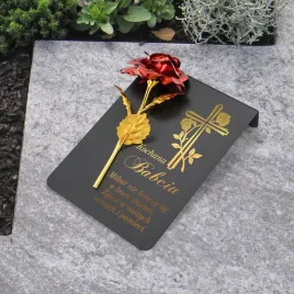 wieczna-roza-czerwona-na-postumencie-z-nadrukiem-na-cmentarz-dla-babci