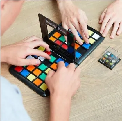 gra-strategiczna-rubiks-race-spin-master-minimalna-liczba-graczy-1