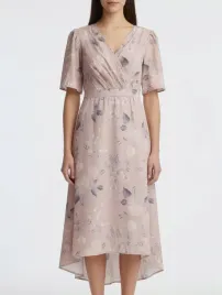 elegancka-sukienka-w-kwiaty-midi-pudrowy-roz-rozmiar-xxxl