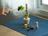 balansujace-pienki-plan-toys-wiek-dziecka-3-lata