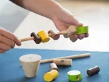 balansujace-pienki-plan-toys-material-drewno