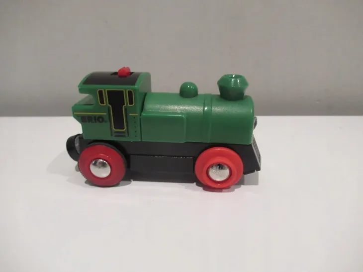 brio-zielony-parowoz-material-drewno-plastik
