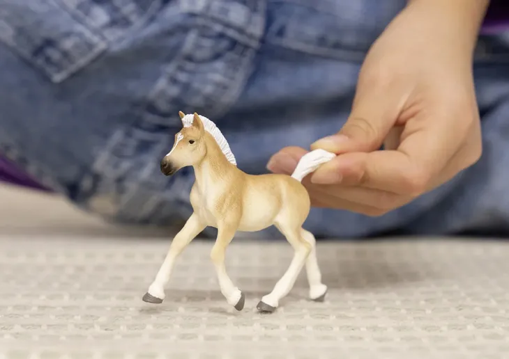 zrebak-rasy-haflinger-schleich-material-plastik