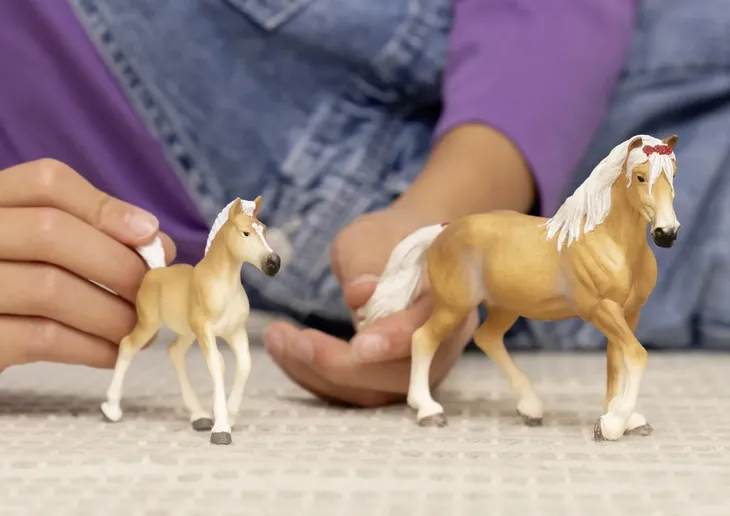 zrebak-rasy-haflinger-schleich-wiek-dziecka-4-lata