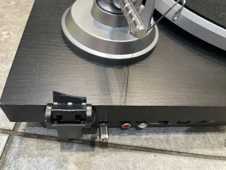 gramofon-lenco-ls-500bk-czarny-naped-paskowy