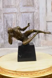 mezczyzna-silacz-kulturysta-figura-z-brazu-rzezba