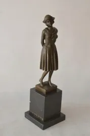 uczennica-kobieta-rzezba-z-brazu-figura