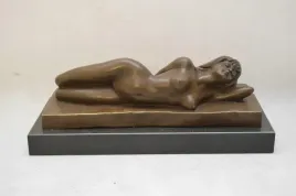 lezaca-gola-kobieta-akt-z-brazu-rzezba