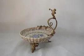 porcelanowa-patera-braz-grajacy-amor-aniol
