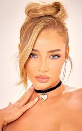 czarny-choker-ze-srebrnym-serduszkiem-prettylittlething-uniwersalny
