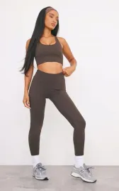 sportowy-brazowy-top-z-wbudowanym-stanikiem-prettylittlething-m