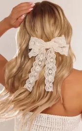 bezowy-klips-do-wlosow-koronkowa-kokarda-prettylittlething-uniwersalny