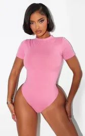 rozowe-body-ze-stojka-z-krotkim-rekawem-prettylittlething-m