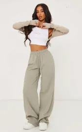 zielone-spodnie-ze-zwiewnego-materialu-prettylittlething-m