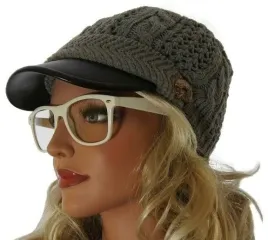 elegancka-ciepla-czapka-ze-skorzanym-daszkiem-els