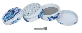 bialy-mlynek-do-mielenia-tytoniu-suszu-grinder-crusher-z-kolorowym-wilkiem