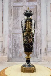 porcelanowy-wazon-amfora-koziol-okuta-brazem