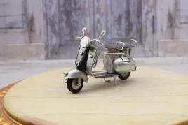metalowy-srebrny-skuter-model-kolekcjonerski-zabawka-vintage-motor
